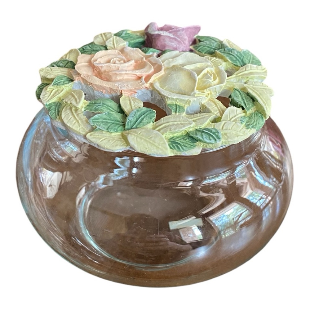 Potpourri container with lid